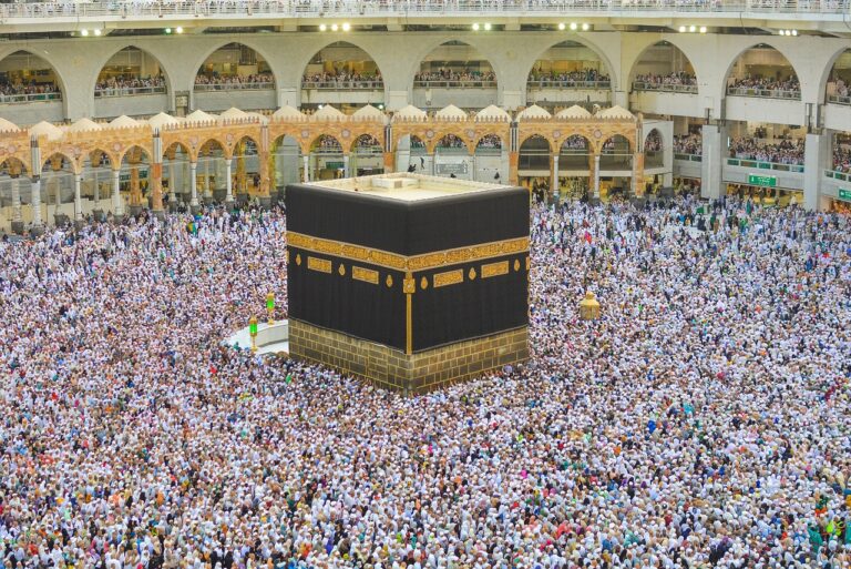 Discover essential tips to consider before booking your Umrah package.