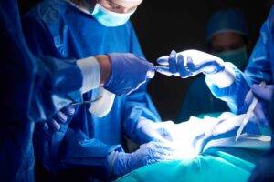 surgeons-passing-scissors-each-other-100kb
