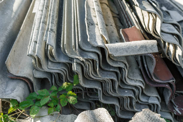 Asbestos roof removal . Asbestos dust in the environment. Health problems