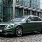 Executive_saloon_car_parked_building