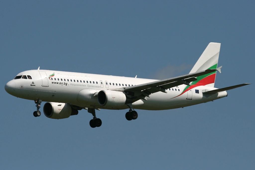 Airbus_A320-214,_Bulgaria_Air_JP7388467